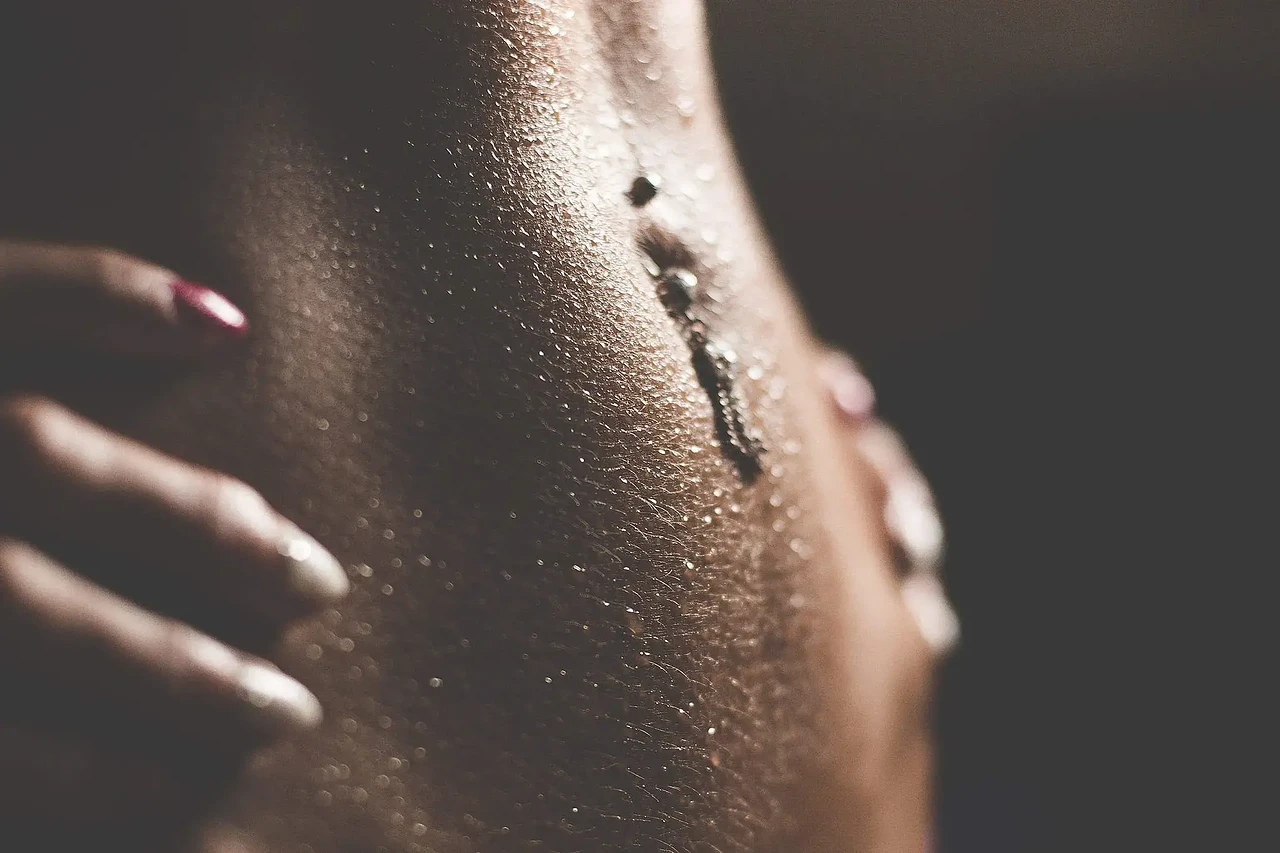 sweaty-fitness-girl-after-the-workout_free_stock_photos_picjumbo_HNCK7976-2210x1473.webp